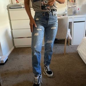 Levi’s Distressed Jeans 25